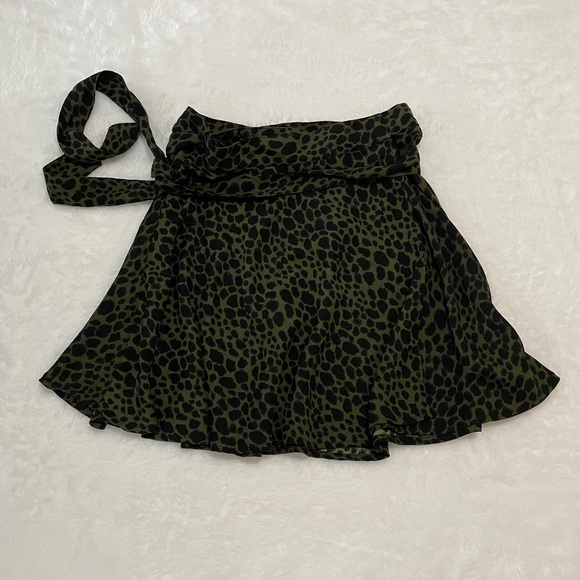 NWOT Abercrombie & Fitch Wrap Tie Mini Skirt - XS/S - Animal Print​ - Picture 1 of 8